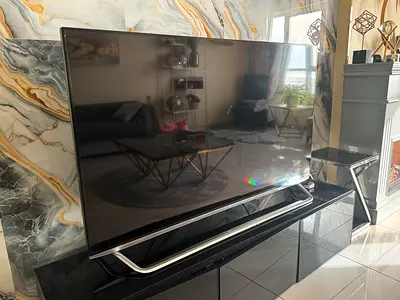 65” LG Ultra HD 4K TV in excellent condition - slim bezel