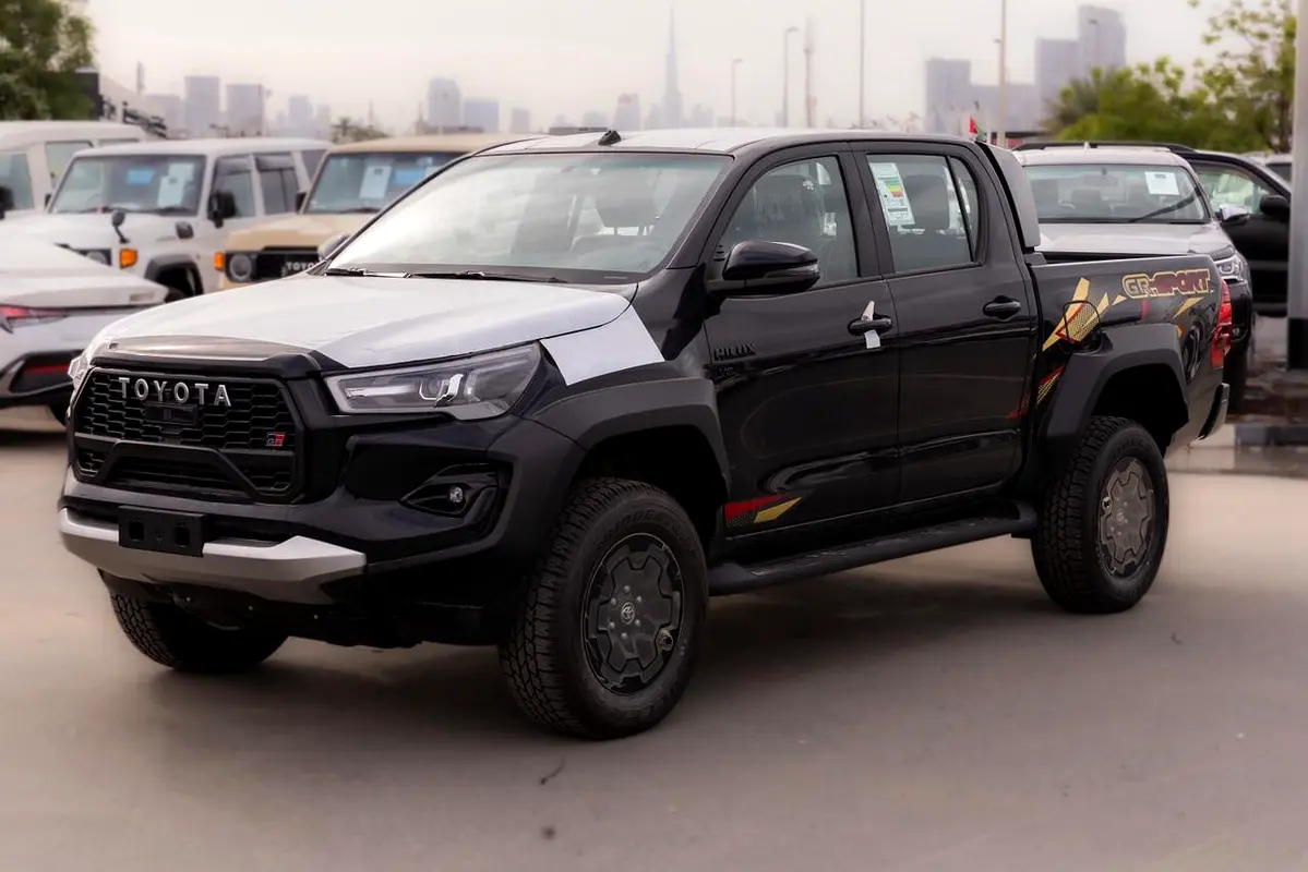 Toyota Hilux 2026 — photo 1 of 18