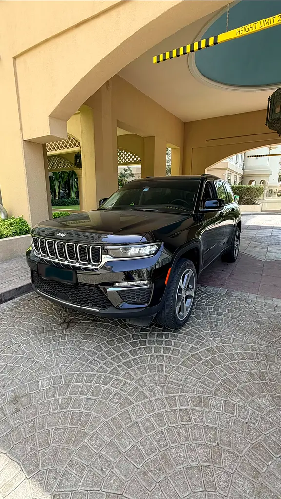 Jeep Grand Cherokee 2023 — photo 1 of 9