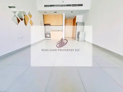 استوديو جديد تمامًا مع شرفة للإيجار في منطقة الممشى، الشارقة
