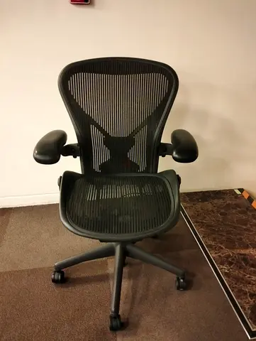 For selling Herman Miller Areon classic chair size B and C full loaded available