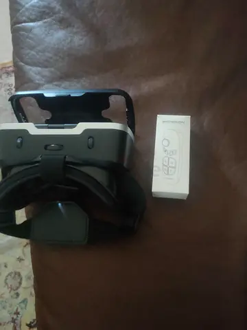 VR Headset with Bluetooth Controller - Good Condition