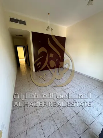 متاح للإيجار فيلا مميزة في الرملة شرق – ضاحية الرقة بالشارقة، بموقع استثنائي على الشارع العام مباشرة وبجوار دوار الكتاب، ما يوفر سهولة في الوصول وقيمة