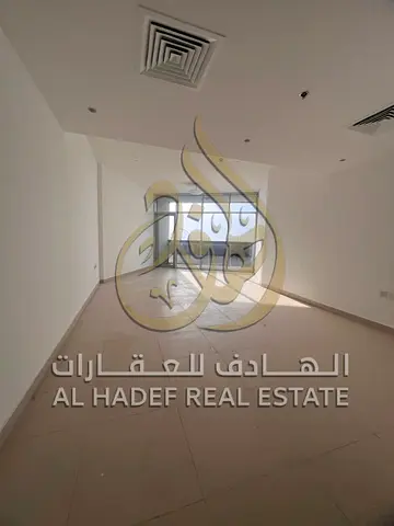 شقة أول ساكن بالمجاز 1 بمساحة واسعة، غرفتين وصالة وغرفة خادمة، شهر مجااني وتصديق عقد مجااني مع باركن وجيم، دفعات ميسرة وموقع استراتيجي. اغتنم الفرصة!!