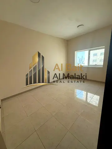 🏡✨ شقة غرفة وصالة في النهدة – الشارقة | على مخرج دبي مباشرة + 2 حمام + خزائن حائط ✨🏡