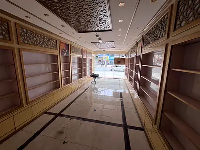 فرصة مميزة للإيجار السنوي في الروضة 3 – عجمان على شارع الشيخ عمار، محل بمساحة كبيرة ومواصفات ممتازة، مناسب