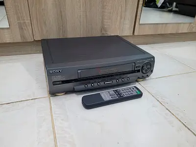 Sony Multisystem VHS Video Cassette Tape VCR Player with AV cable in excellent working condition
