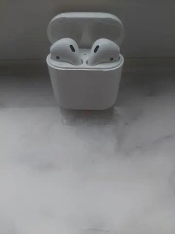 Apple AirPods 1st Gen with Charging Case - Good Condition