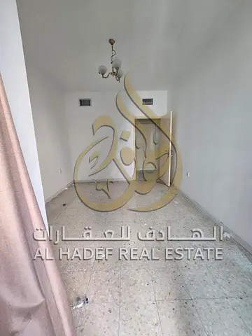 شقة غرفتين وصالة في المجاز 3، 2 بلكونة، خزائن حائط، قريبة من الكورنيش والخدمات، جاهزة للسكن، مناسبة للعائلات أو الشيرنج، الدفع 4-6 دفعات