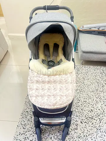 Mamas and papas grey travel stroller with footmuff — good condition