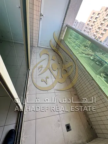 للسكن الراقي في القليعة – غرفة وصالة "سوبر مساحة" مع إطلالة مفتوحة وخزائن مدمجة وتسهيلات حتى 6 دفعات!