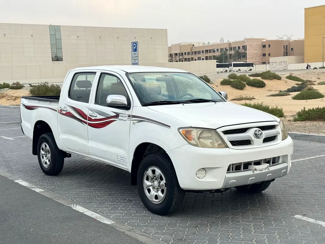 Toyota Hilux 2007 — photo 1 of 15