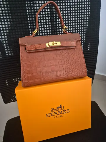 ✨ Kelly-Style Handbag (Inspired Design)