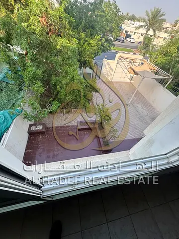 فيلا فاخرة للإيجار | 5 غرف ماستر + مجلس | موقع مميز على الشارع العام بالرملة شرق | حديقة + باركينج مظلل | تصلح سكني/تجاري