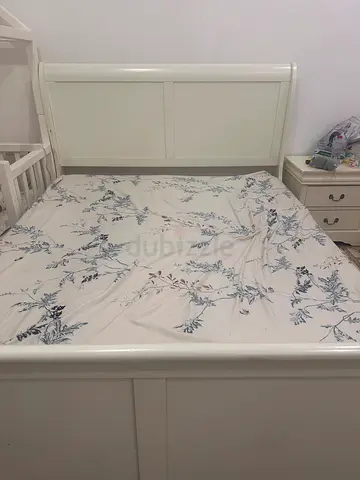queen bed with mattress