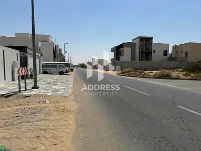 أرض سكنية استثمارية للبيع في الحوشي الشارقة موقع هادئ ومساحة كبيرة