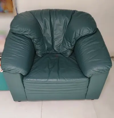 🟢 **Comfortable Green Leather Chair - Perfect for Relaxing!** 🟢