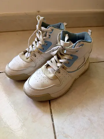Lightly used white and light blue sneakers - size EU 32