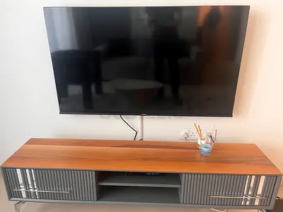 Hisense Flat Screen TV (Wall-Mounted)
