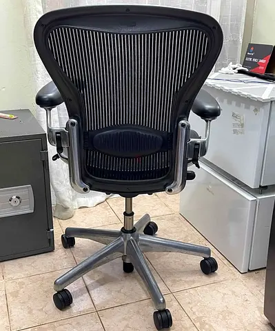 Im selling Herman Miller Areon chair size B size and C available