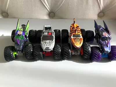 8 Cool Monstertrucks