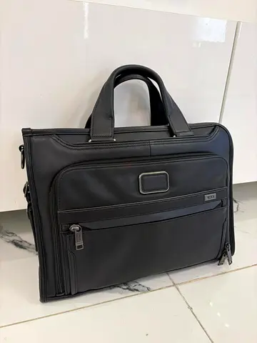 TUMI Slim Deluxe Leather Portfolio Bag – Like New (Bought Dec 2025)