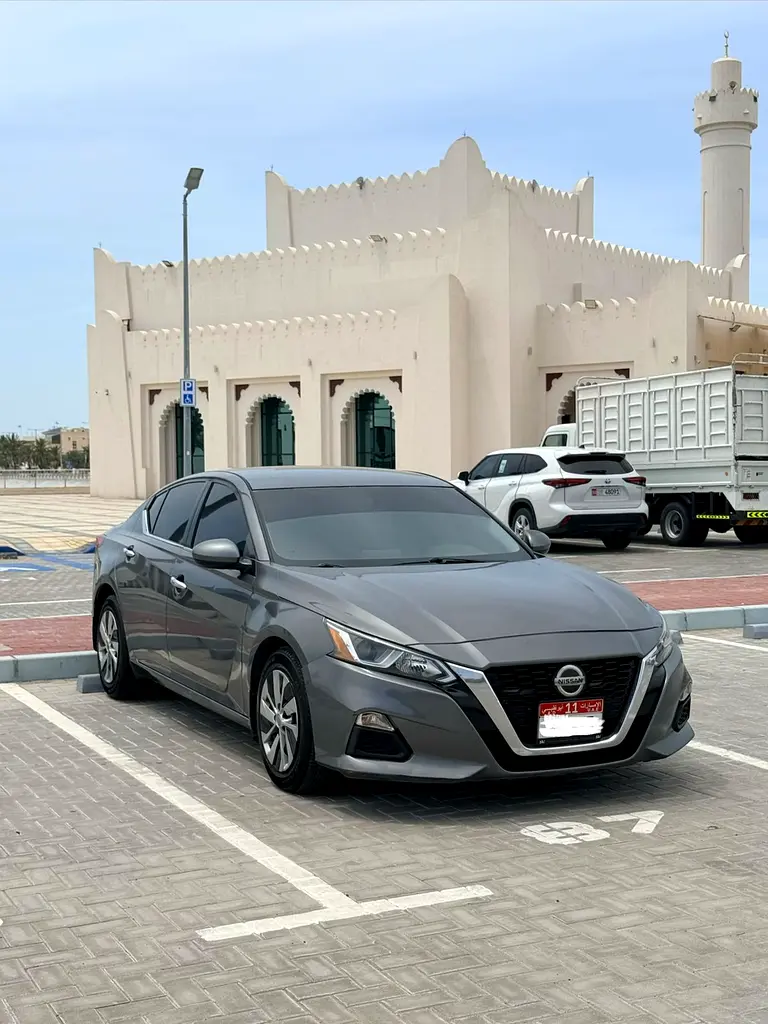 Nissan Altima 2019 — photo 1 of 9