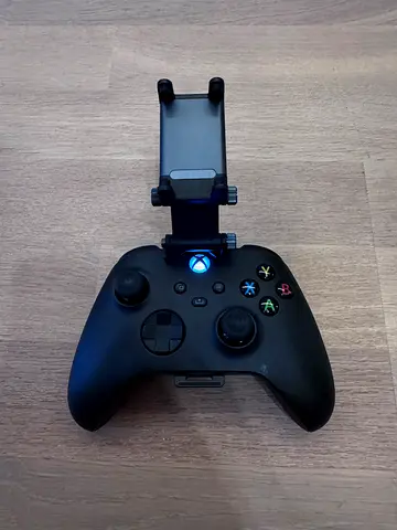 Xbox One wireless controller with phone holder - good condition