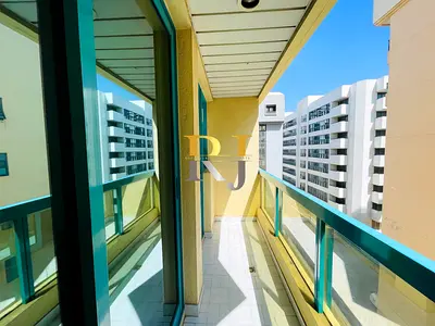 Studio with Close Kitchen-Ready to move-Prime location…