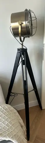 Floor light with three legs stand