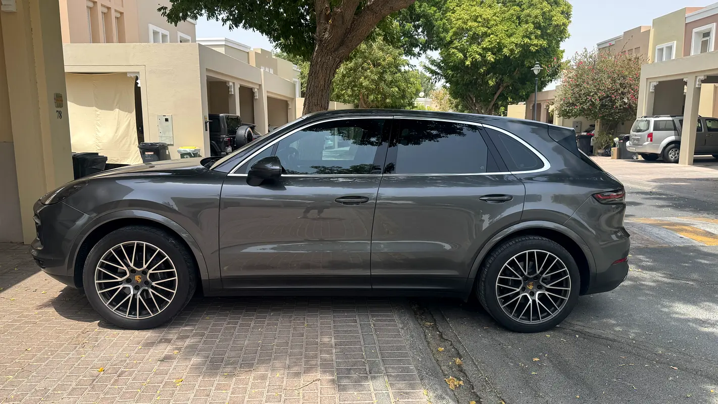 Porsche Cayenne 2020 — photo 1 of 8