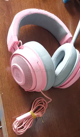 Razer Kraken Quartz Edition headphones in pink.
