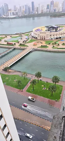 شقة 3 غرف وصالة للبيع في المجاز 3 برج الدانا الشارقة اطلالة جزئية على بحيرة خالد السعر 1.25 مليون