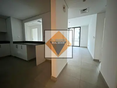 شقة واسعة غرفتين وصالة | مطبخ مغلق | شرفة | 3 حمامات | موقف سيارات مجاني | الجادة