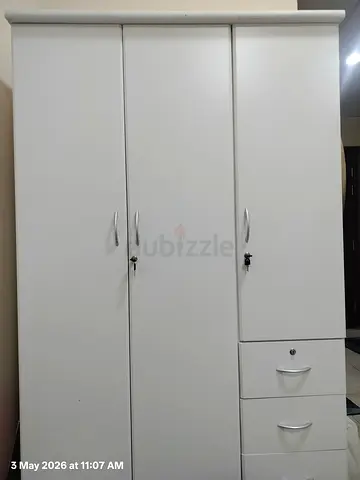 Wardrobe for sale three shutters 350 Dhs