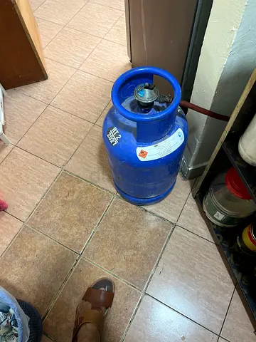 Blue LPG gas cylinder (used) – 14 kg, good condition