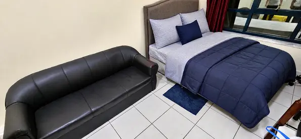 Black leather 3-Seater Sofa in Good Condition