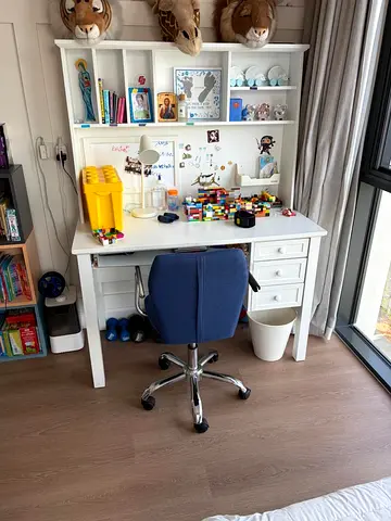 White kids desk with chair