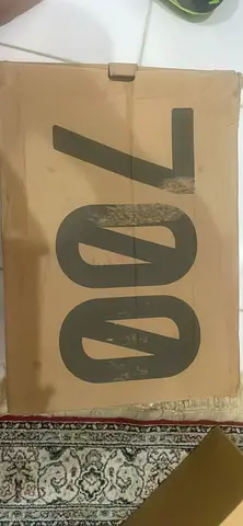 Yeezy 700 never used