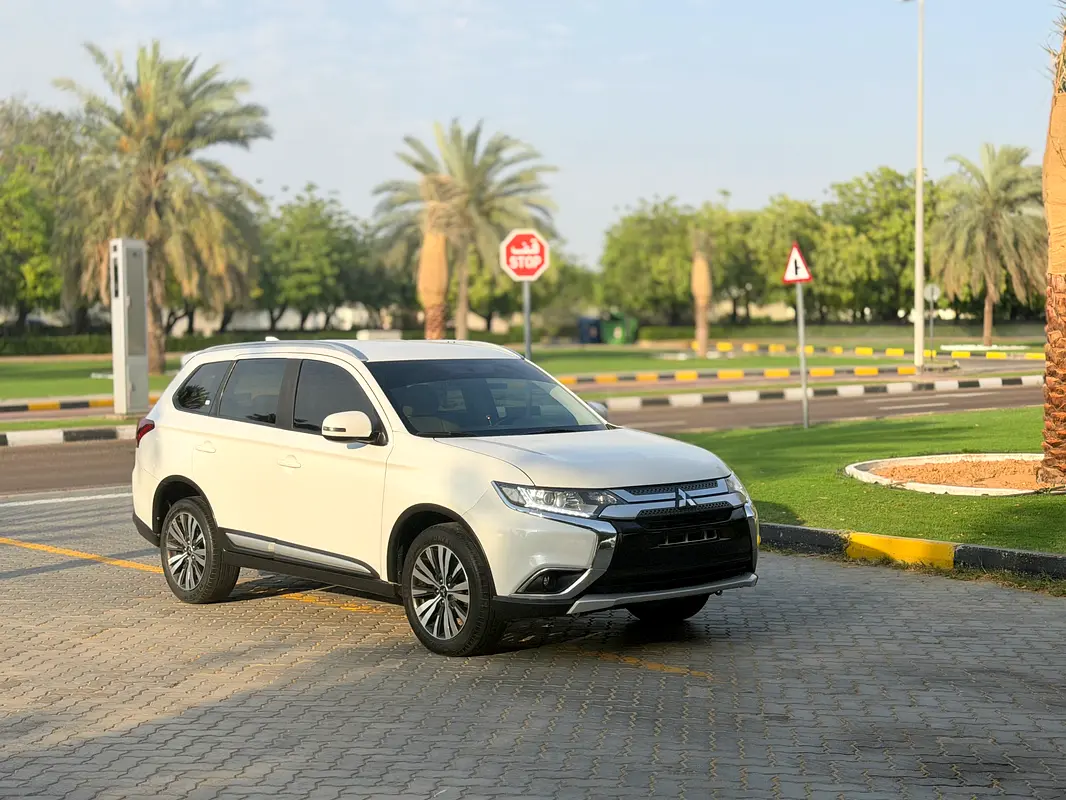 Mitsubishi Outlander 2023 — photo 1 of 14
