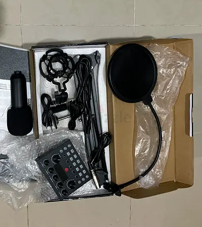 Complete USB Condenser Microphone Streaming Kit with Boom Arm, Pop Filter and Audio Interface