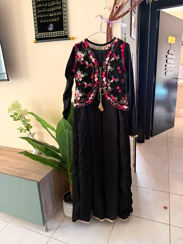 Black Abaya with Pink Floral Embroidery - Excellent Condition