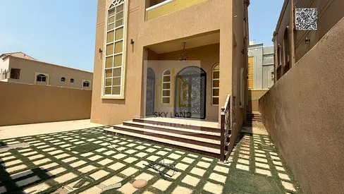 A magnificent villa, including water, electricity and air conditioning, consisting of 5 master bedrooms with built-in wardrobes and a roof terrace, is