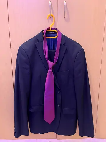 Navy blue Zara men suit comes with pants,tie and shirt