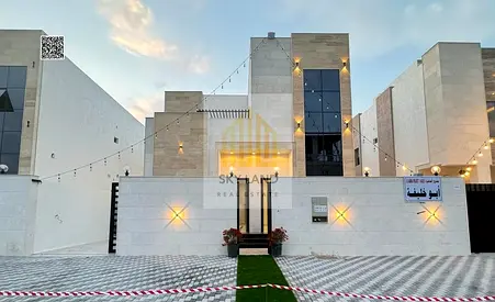 Luxury villa, registration fees included, water, electricity, and air conditioning. Freehold ownership, negotiable.