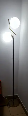 Tall standing lamp in excellent condition