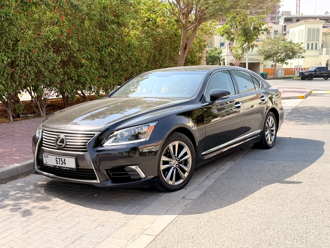 Lexus LS-Series 2015 — photo 1 of 12