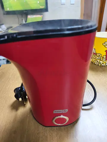 Popcorn maker by hot air