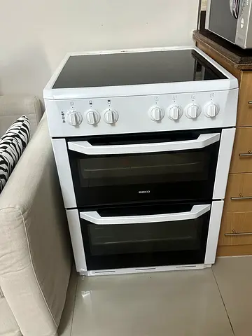 White Beko Freestanding Double Oven Cooker with 4Hobs - Good Condition