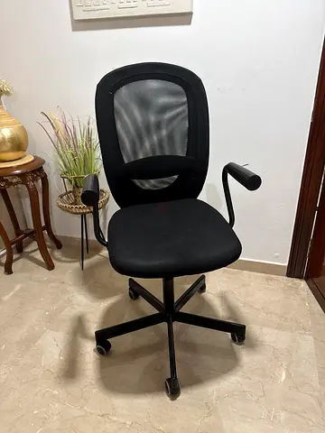 Adjustable black office chair in good condition!